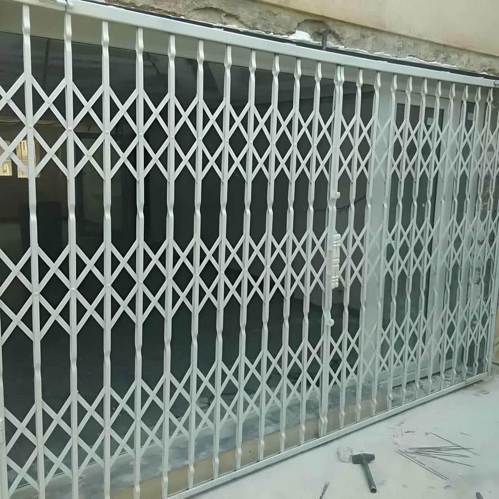 نمای جانبی محافظ فلزی در پاگرد کم‌عرض