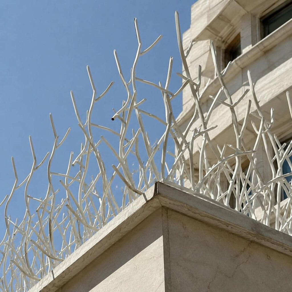 نمای نزدیک اتصال فلزی یکپارچه روی حصار آجری نمای نزدیک اتصال فلزی یکپارچه روی حصار آجری