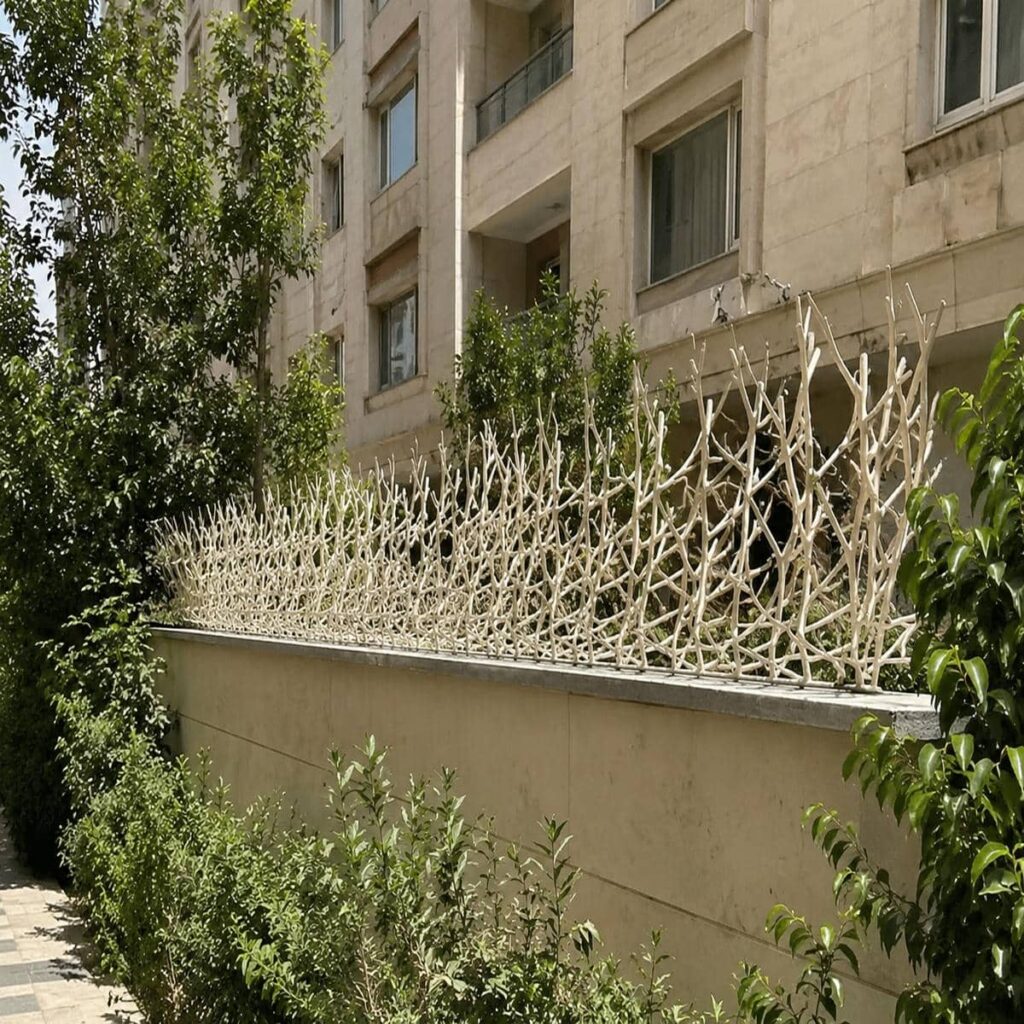 نمای نزدیک جوشکاری تمیز اتصالات نرده فلزی