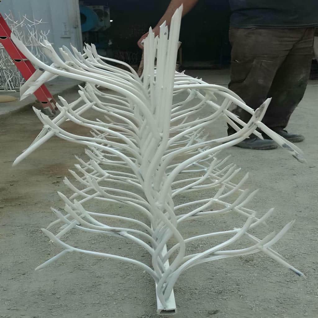 نمای نزدیک جوشکاری منظم روی شاسی نرده فلزی نمای نزدیک جوشکاری منظم روی شاسی نرده فلزی