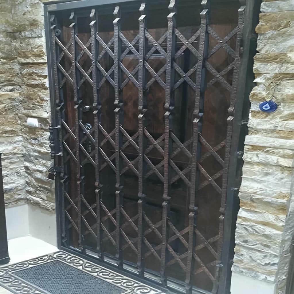 نمای نزدیک دستگیره فلزی محافظ دهانه بزرگ نمای نزدیک دستگیره فلزی محافظ دهانه بزرگ