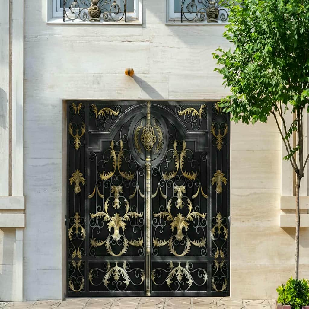 نمای نزدیک دستگیره نقره‌ای روی ورودی آهنی