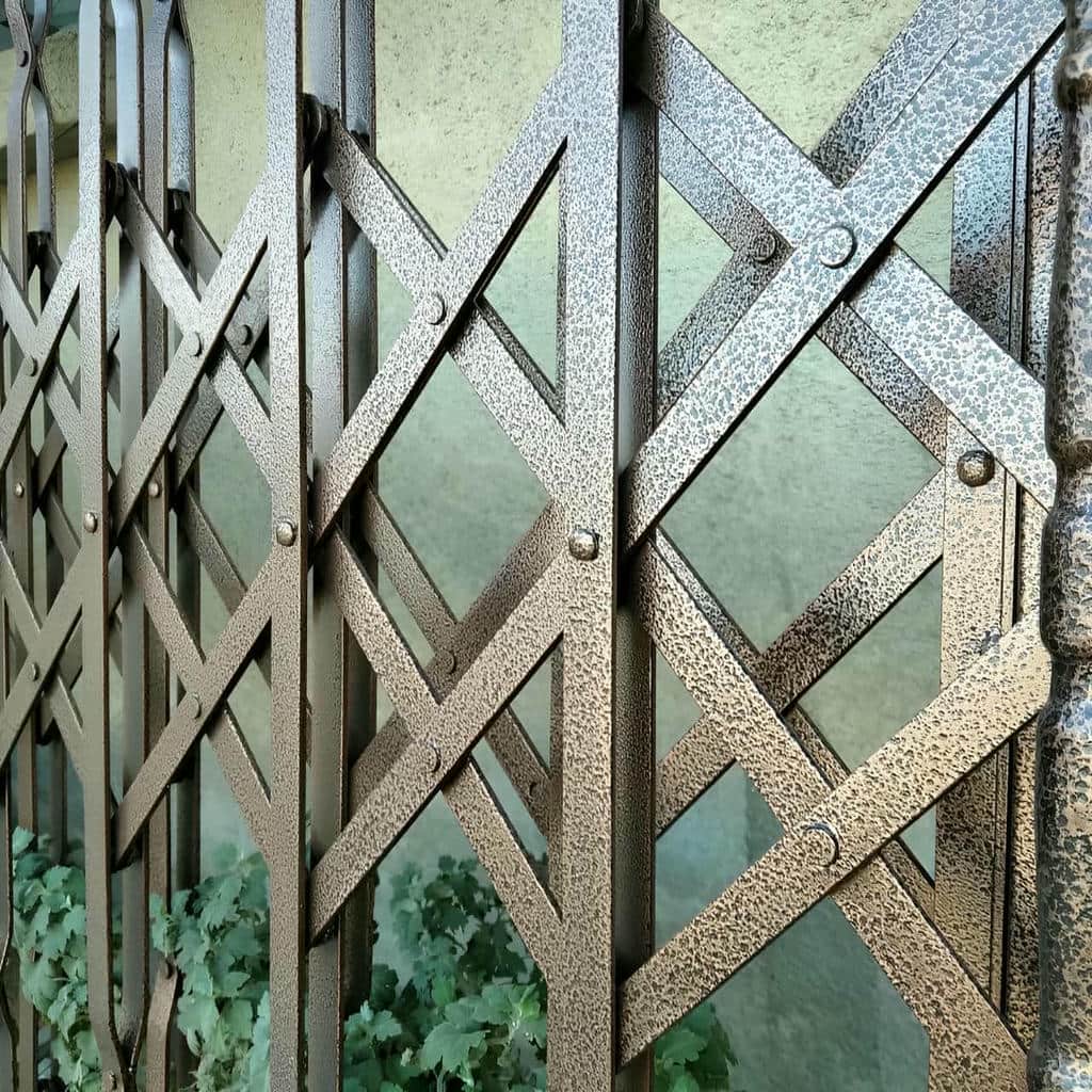 نمای نزدیک دستگیره گارد تاشوی نقرهای نمای نزدیک دستگیره گارد تاشوی نقرهای