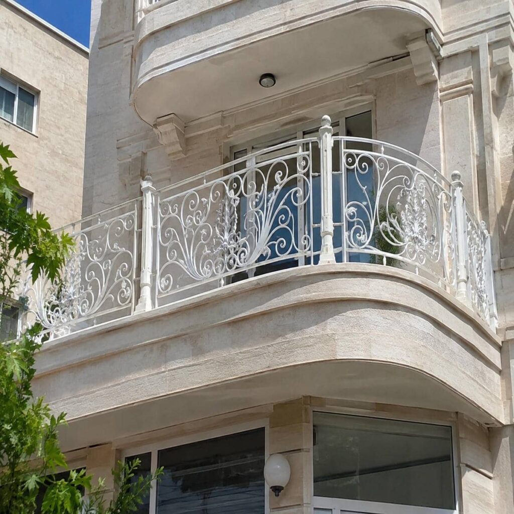 نمای نزدیک دست‌انداز گرد فلزی و اتصال صیقلی