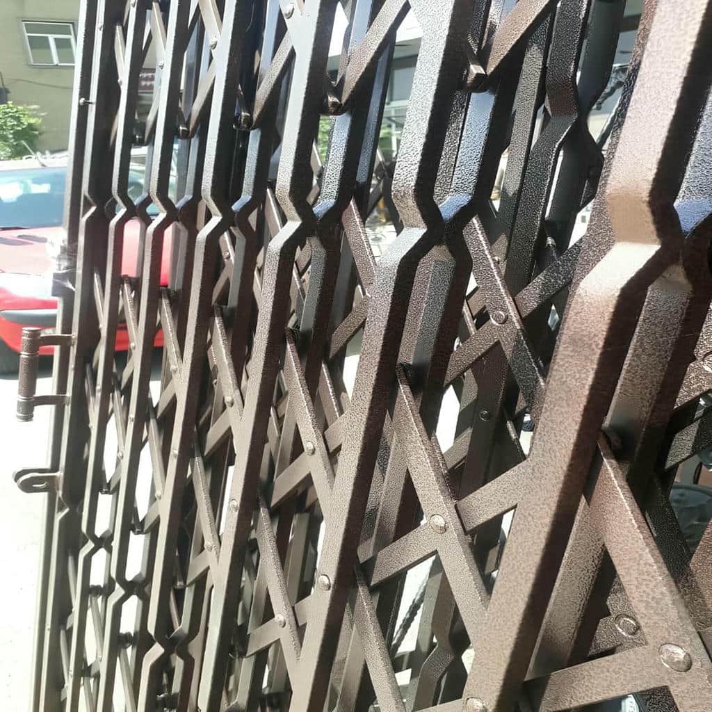 نمای نزدیک قفل روی محافظ فلزی ورودی آپارتمان