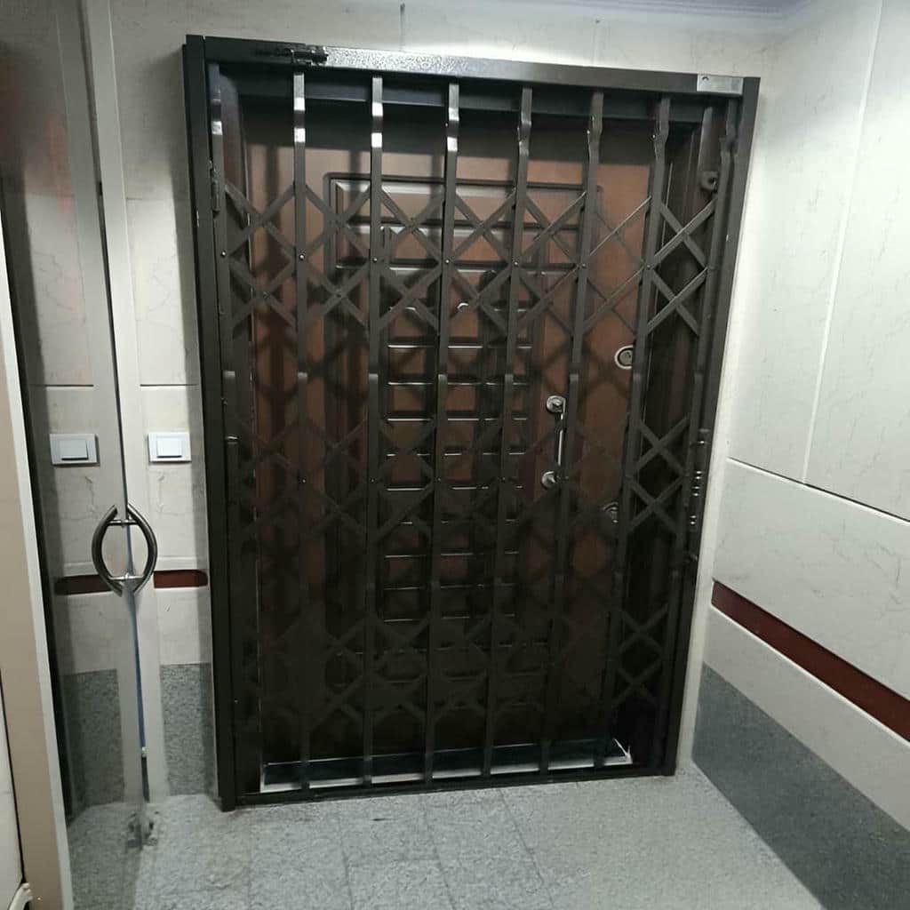 نمای نزدیک قفل مشکی روی گارد جمع شونده