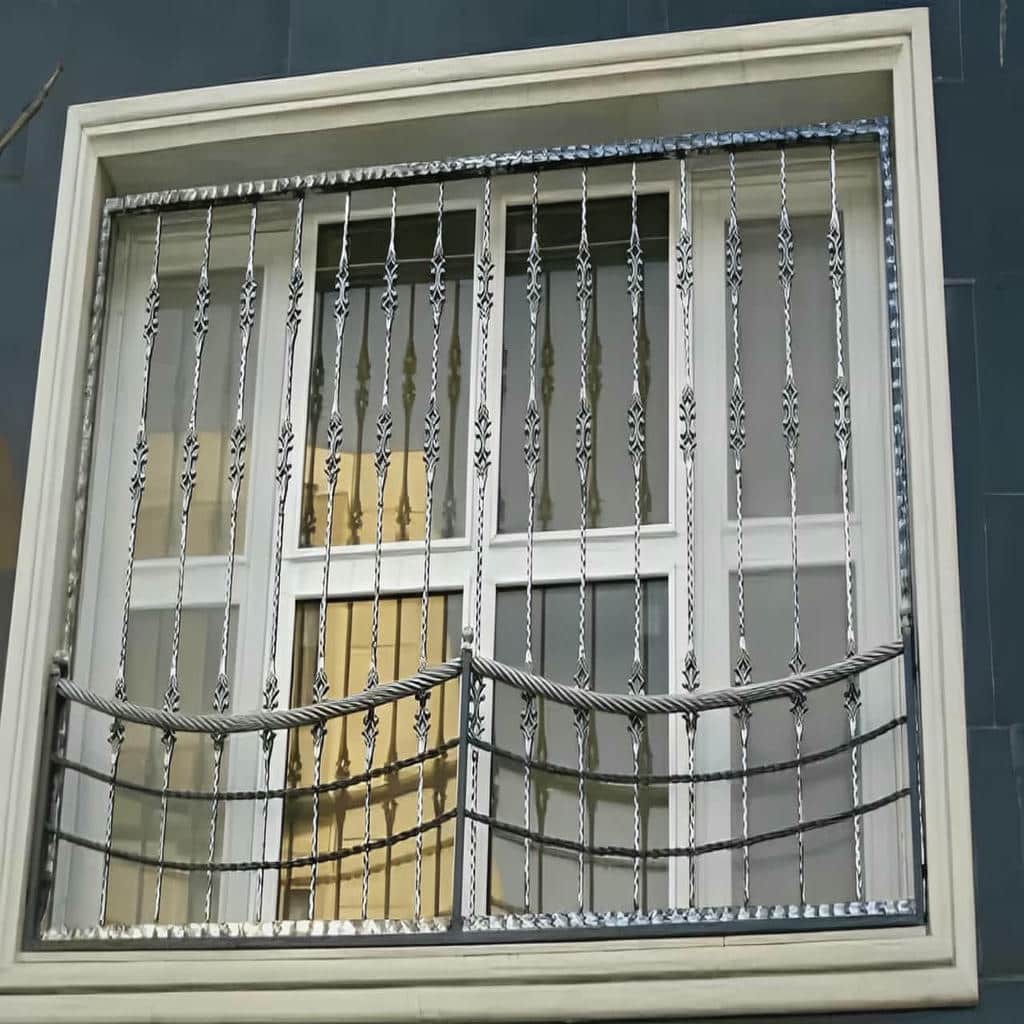 نمای نزدیک لولا و قفل گارد سفارشی