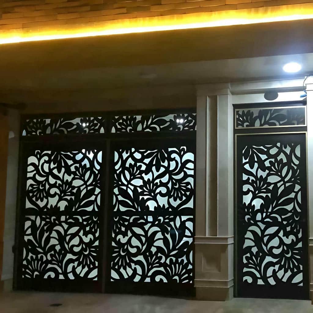 نمای نزدیک مغزی قفل روی چهارچوب آهنی مشکی