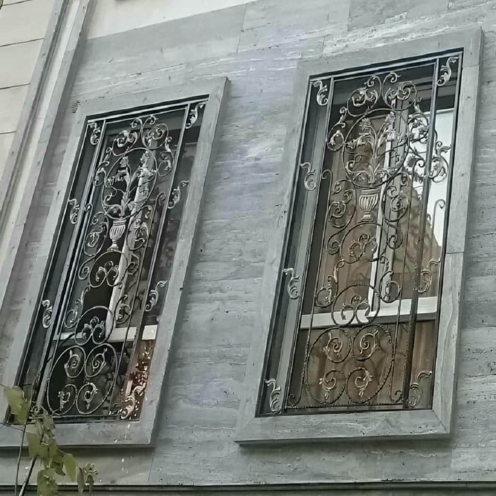 نمای نزدیک پروفیل فلزی و اتصال قاب پنجره
