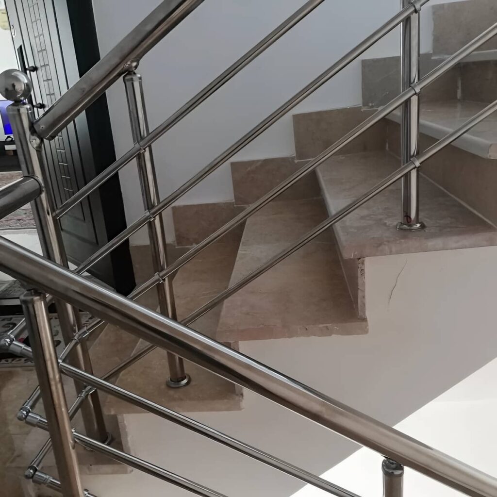 هندریل استیل براق در زاهدان روی پلکان سنگی
