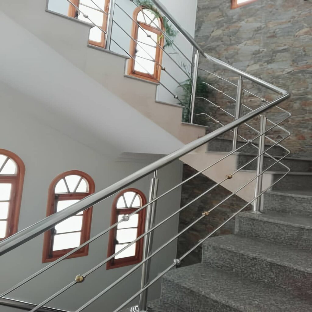 هندریل استیل پیوسته روی پاگرد بزرگ رشت