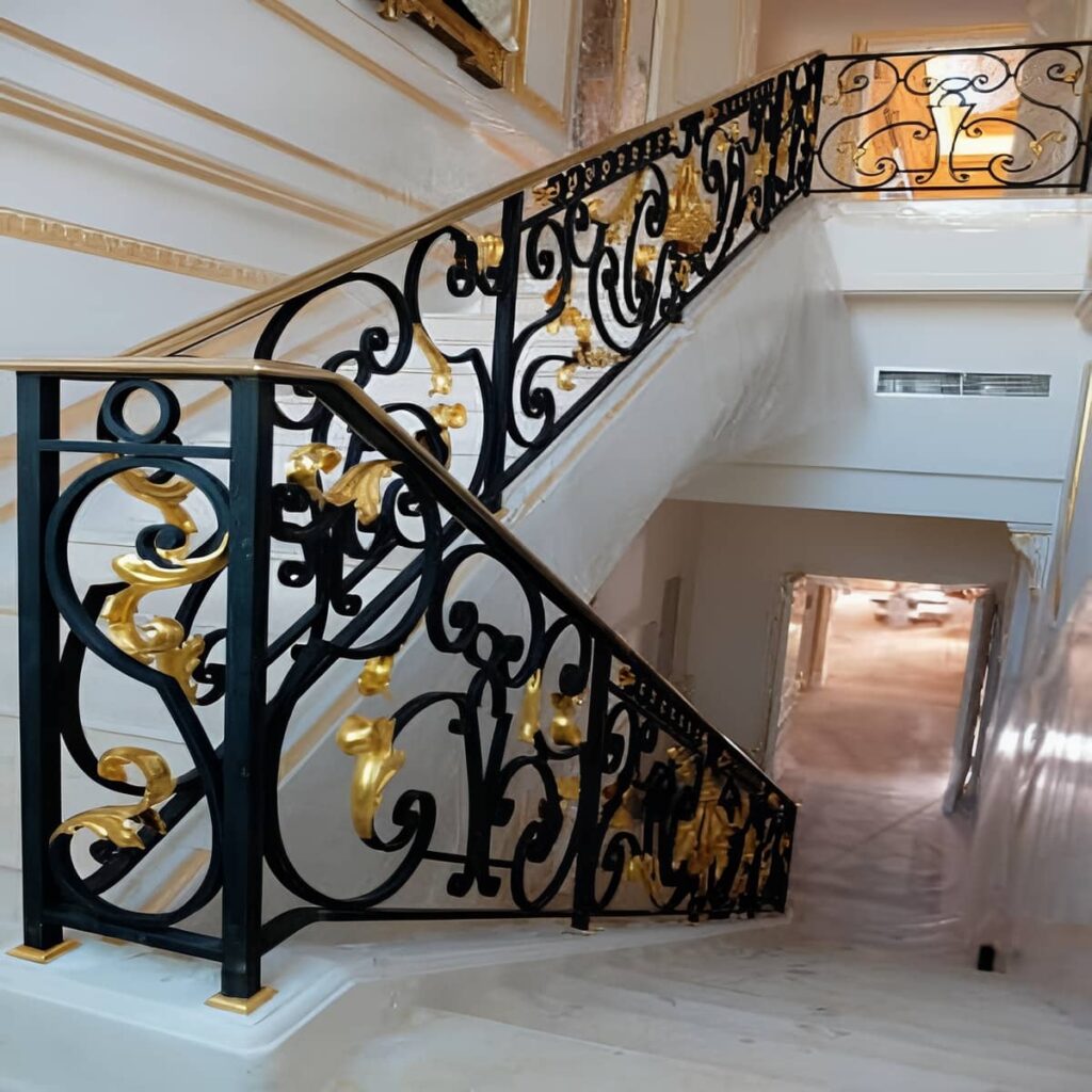 هندریل چوبی روی دیوار سنگی خانه اصفهان