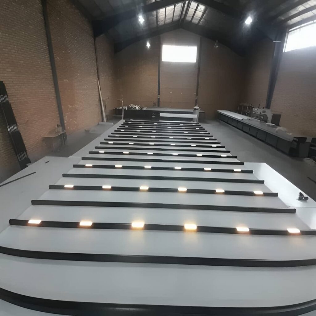 پارچه اکریلیک سرمه ای روی بازوی فلزی جمع شونده