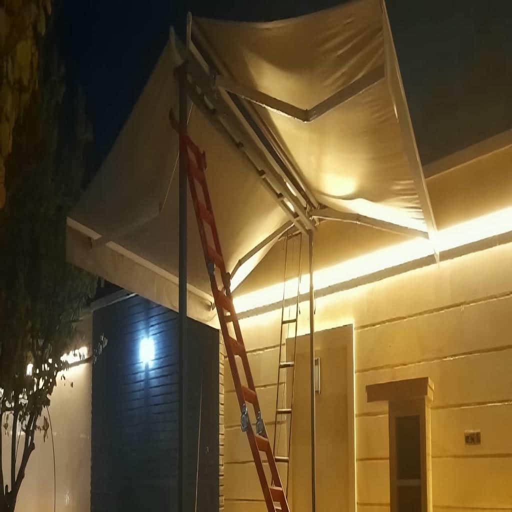 پوشش بازویی خاکستری روی پاگرد ورودی آپارتمان