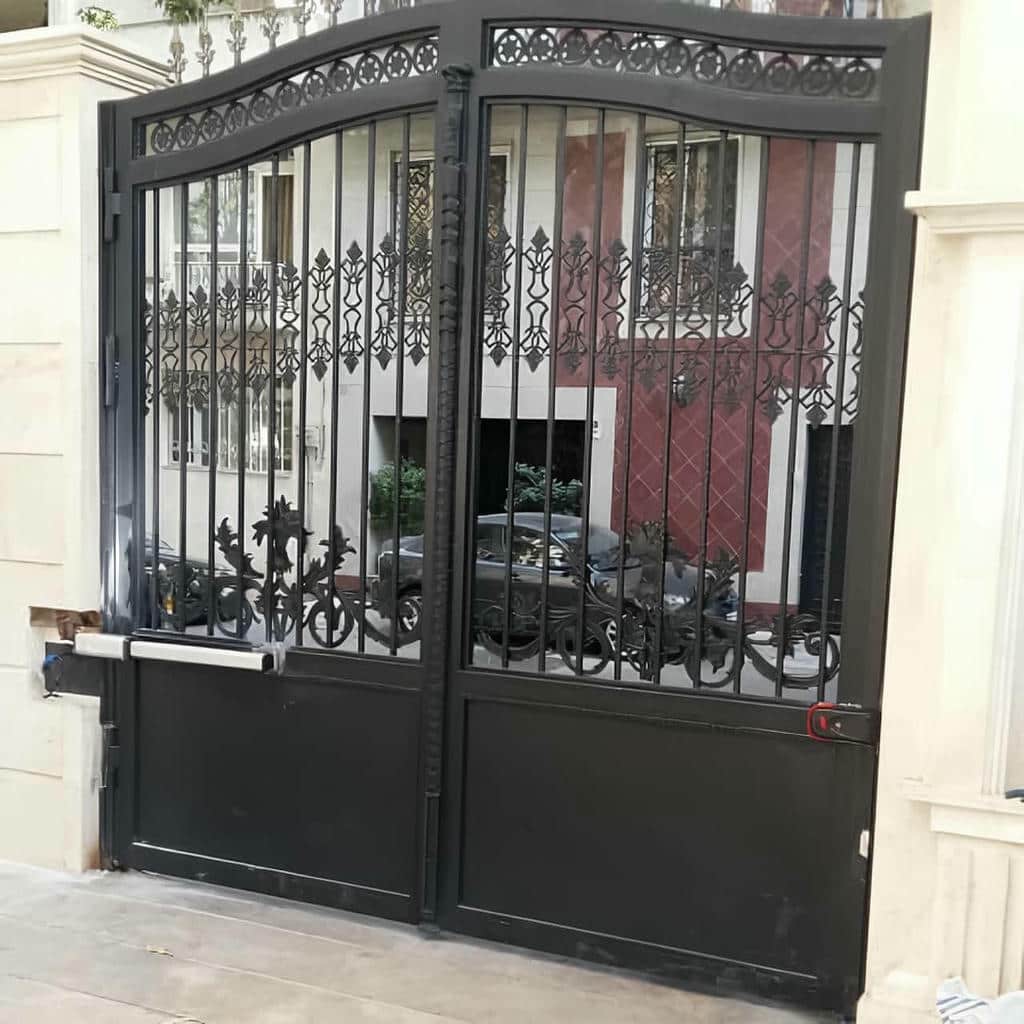 چشمی ایمنی سفید کنار مسیر عابران ساختمان