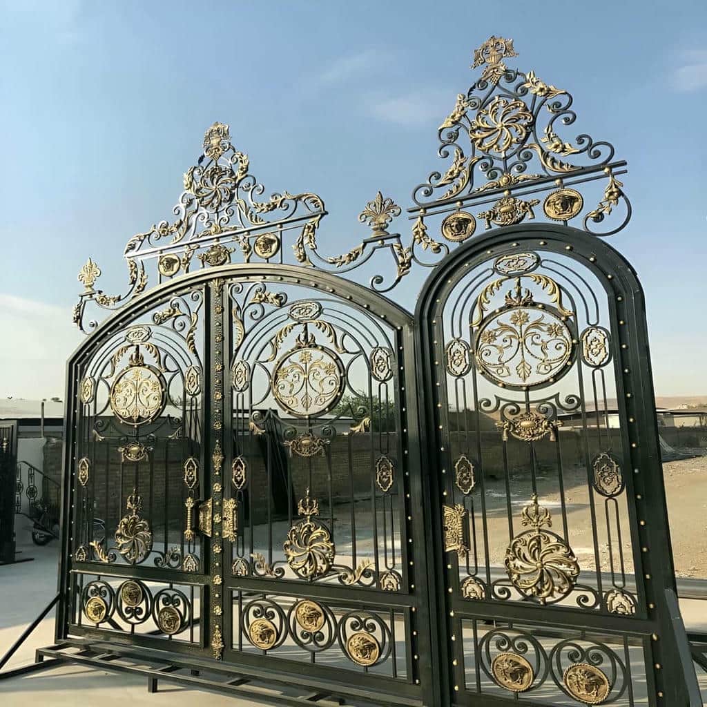چهارچوب مشکی ورودی کنار دهانه سنگی در همدان
