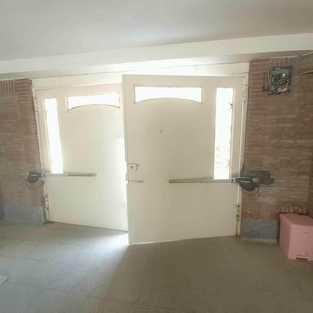 کارشناس در حال بازدید محرک پارکینگ استان همدان کارشناس در حال بازدید محرک پارکینگ استان همدان