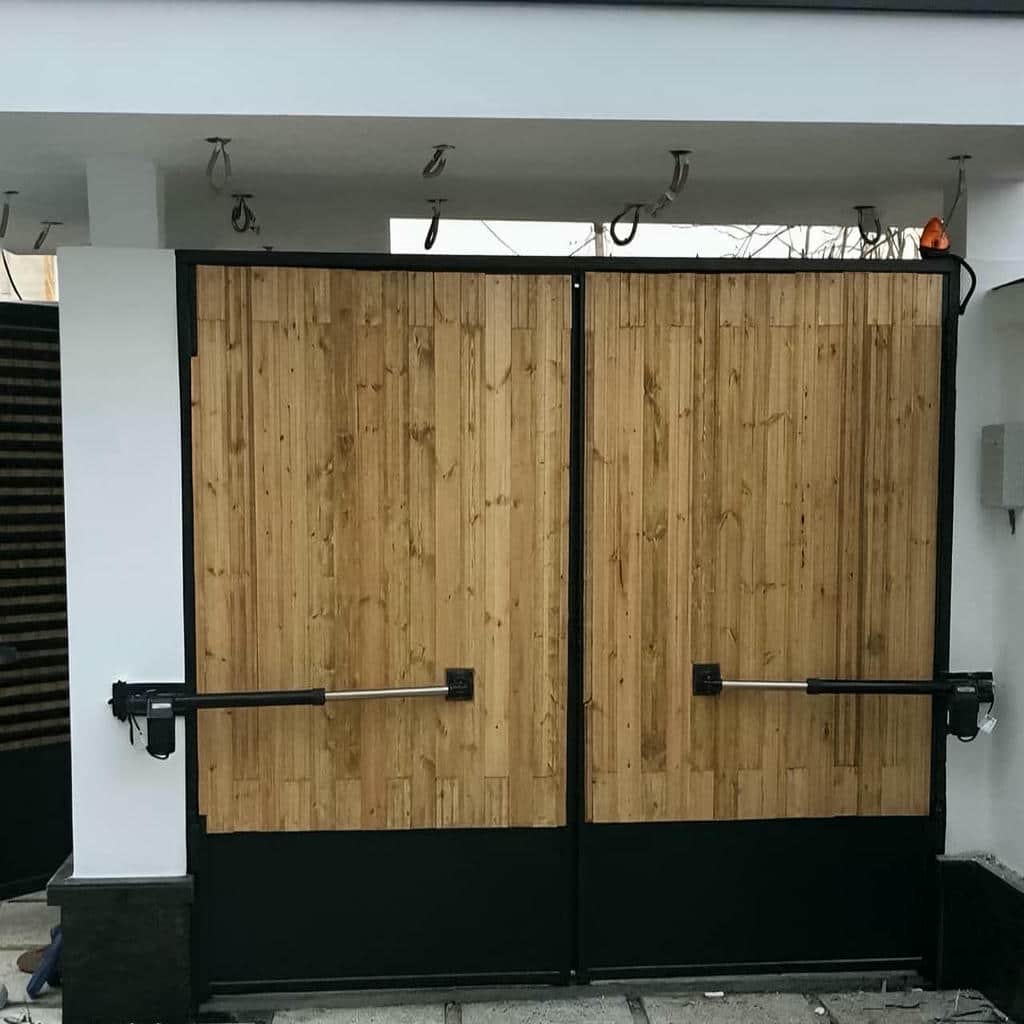 کارشناس در حال بازدید ورودی مجتمع استان کرمانشاه کارشناس در حال بازدید ورودی مجتمع استان کرمانشاه