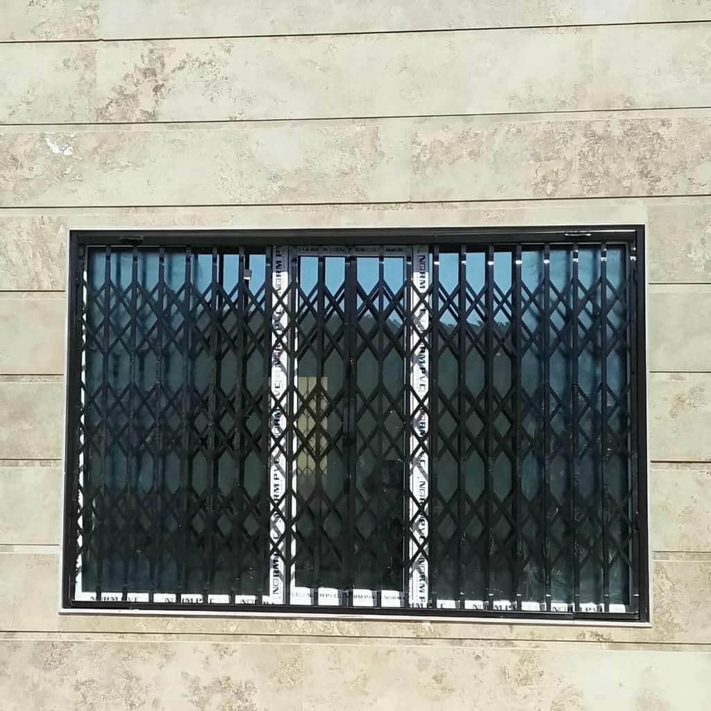 کارشناس در حال بررسی چارچوب ساختمان نوساز
