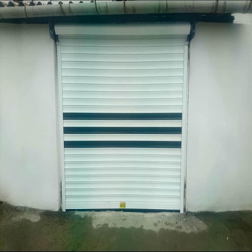کرکره برقی شیری نمای بسته ساختمان تجاری