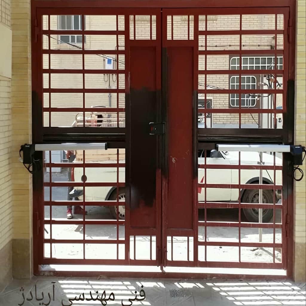 کنترل از راه دور مشکی کنار کلید خودرو