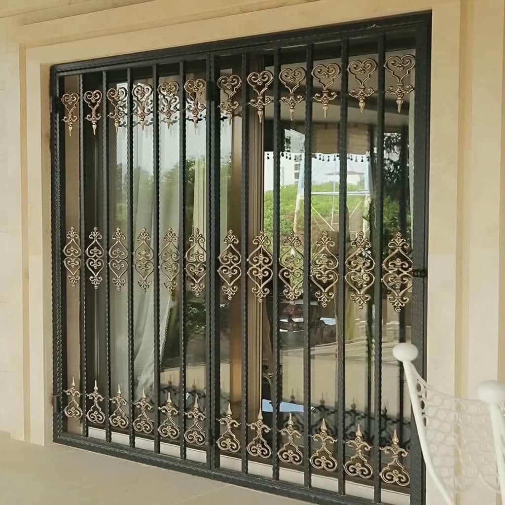 گارد آهنی هندسی خاکستری کنار نمای سنگی استان اردبیل
