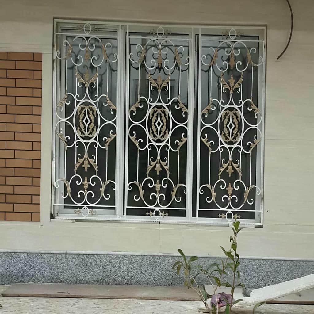 گارد بازشو قفل دار روی پنجره حیاط ایلام