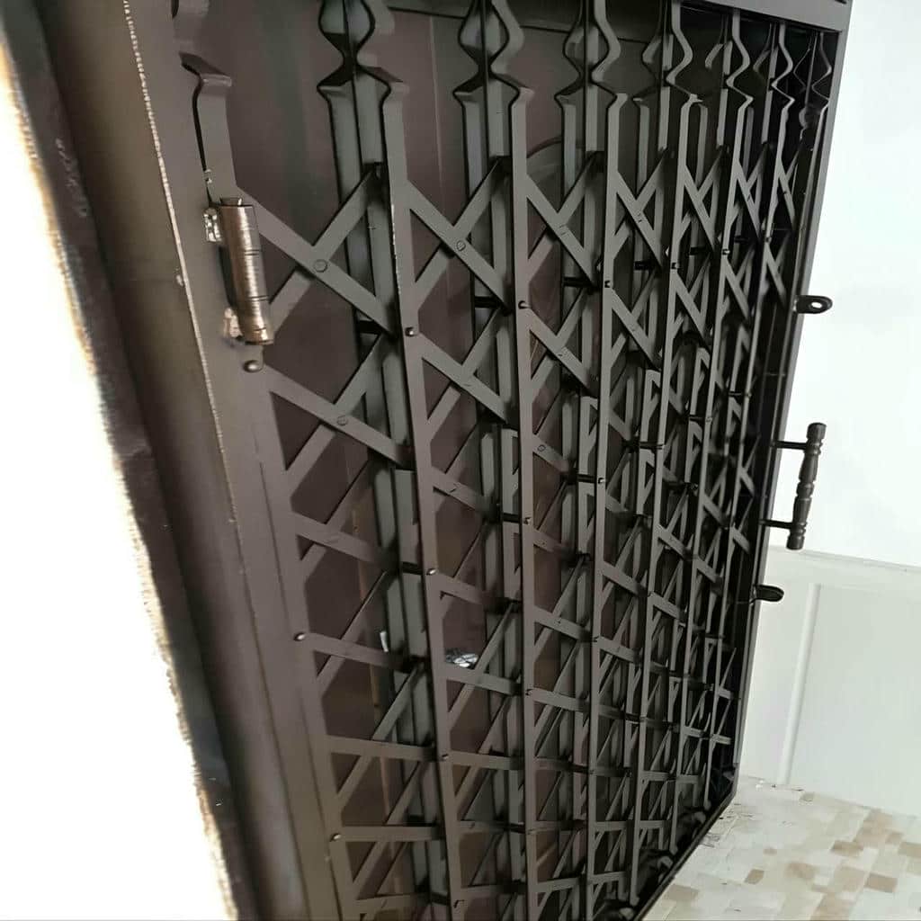 گارد تاشوی خاکستری با قفل مشکی در پاگرد