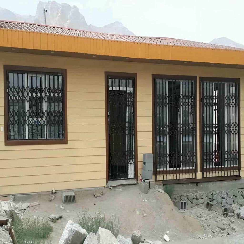 گارد تاشوی خاکستری کنار در ورودی مینیمال گارد تاشوی خاکستری کنار در ورودی مینیمال