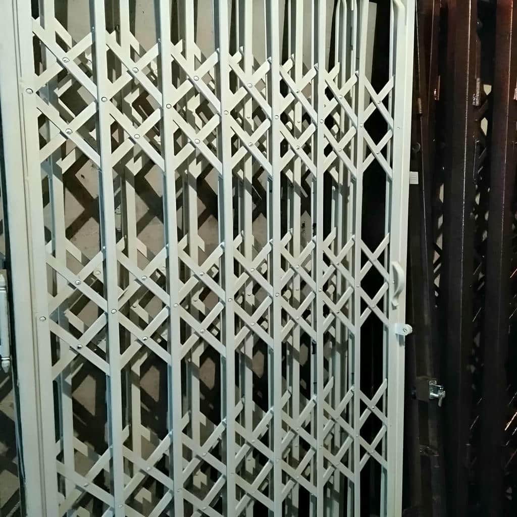 گارد تاشوی طوسی کنار در چوبی روشن