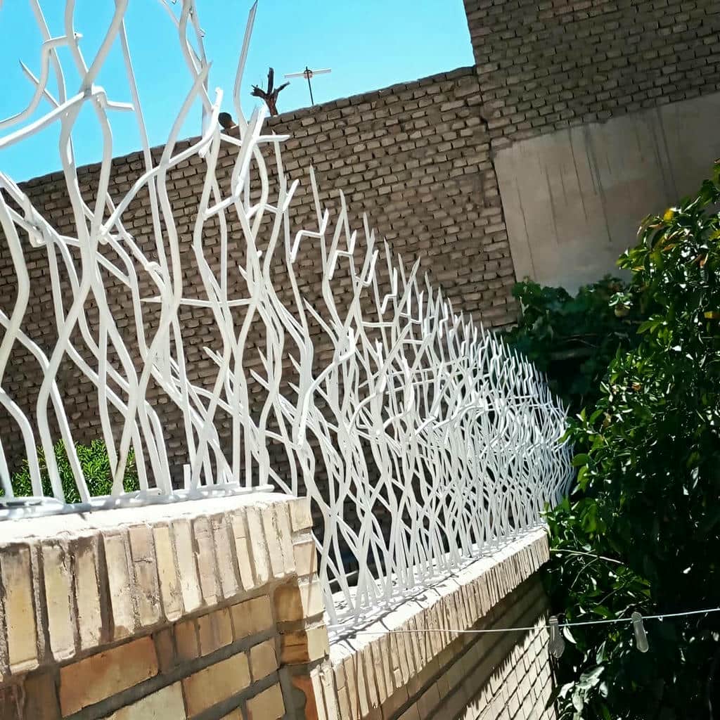 گارد روی دیوار سنگی حیاط در استان البرز