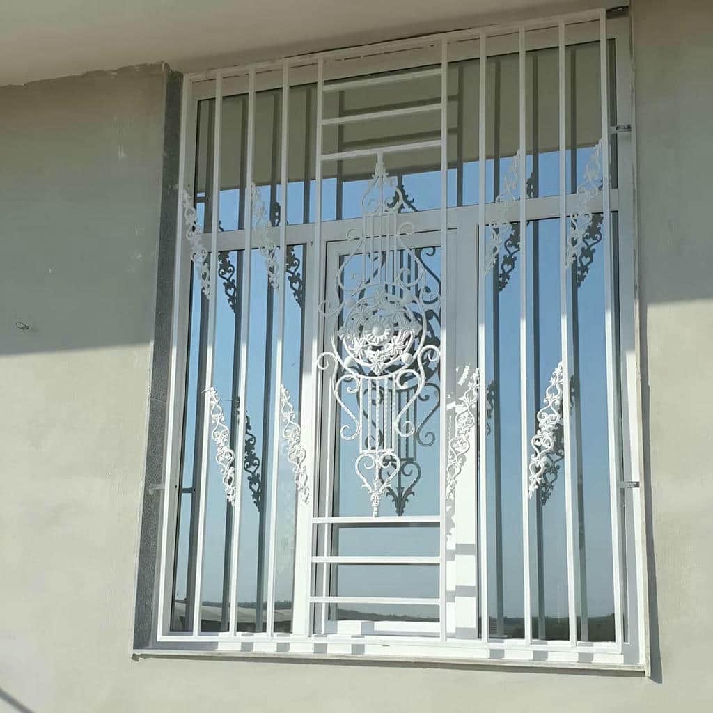 گارد سفید مشبک کنار پنجره حیاط اصفهان