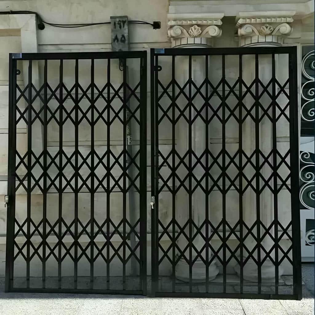 گارد فلزی زغالی هماهنگ با دیوار سنگی راهرو