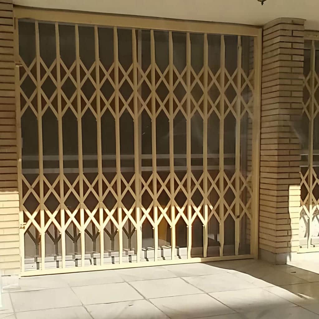 گارد فلزی سفید کم‌جا پشت پنجره سرویس در استان سیستان و بلوچستان