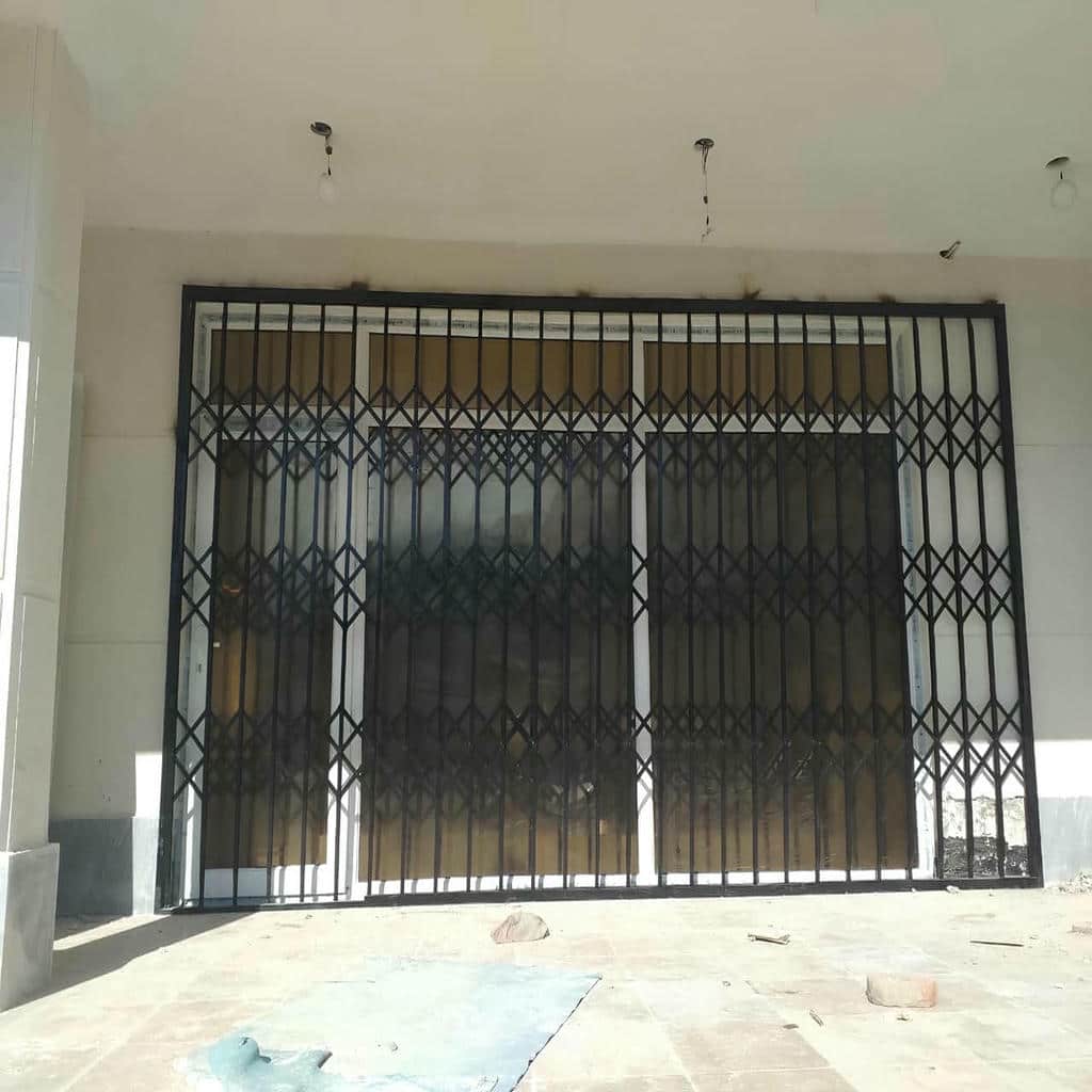 گارد فلزی کرم کنار در ورودی چوبی