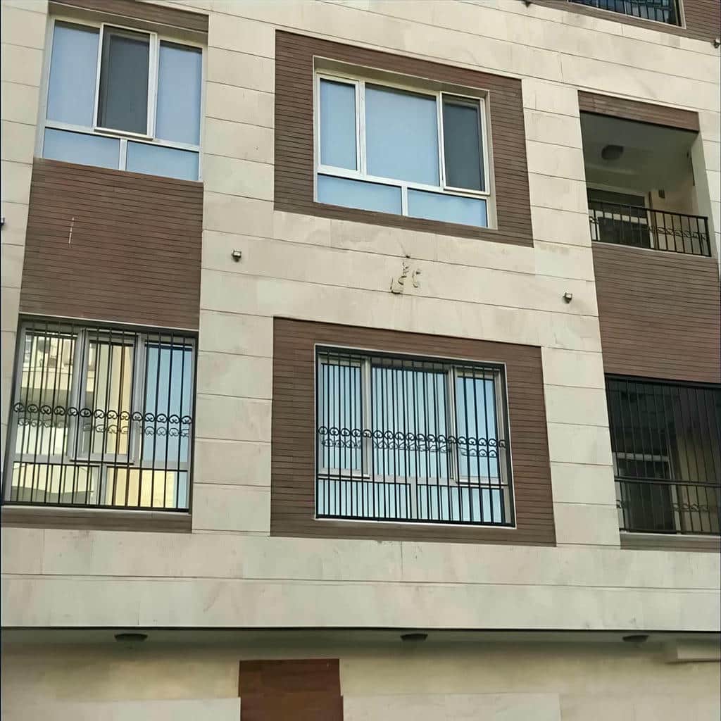 گارد قفل دار مشکی روی نمای سنگی استان کهگیلویه و بویراحمد