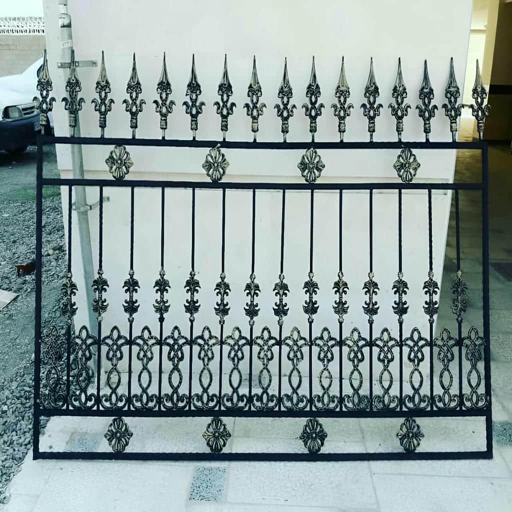 گارد لولایی برنزی کنار حیاط ویلایی تبریز
