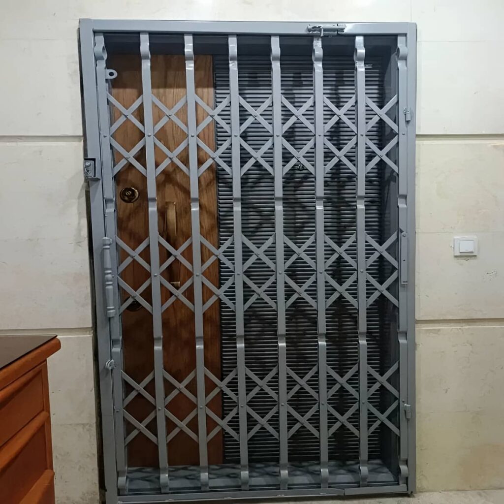 گارد کشویی نقره ای کنار در تازه نصب شده