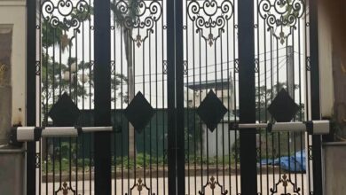 جک درب پارکینگ بازویی مشکی روی دروازه اردبیل