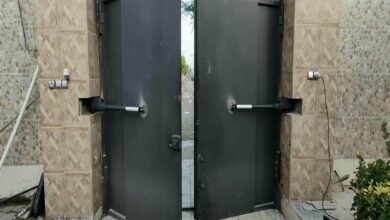 جک درب پارکینگ بازویی مشکی کنار دروازه بیرجند