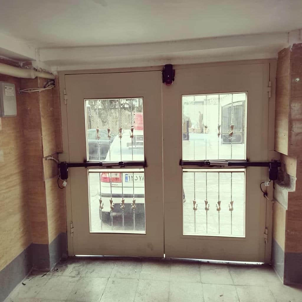 جک درب پارکینگ خاکستری روی ورودی استان خراسان شمالی مرکز فروش جک درب پارکینگ برای تردد ایمن در استان خراسان شمالی