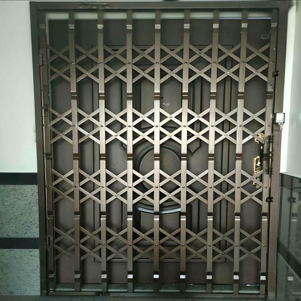 حفاظ درب آکاردئونی برنزی جلوی ورودی لوکس یاسوج مرکز فروش حفاظ درب آکاردئونی ویژه ورودیهای لوکس در یاسوج و حومه