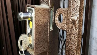 حفاظ درب آکاردئونی سفید روی ورودی باریک اراک