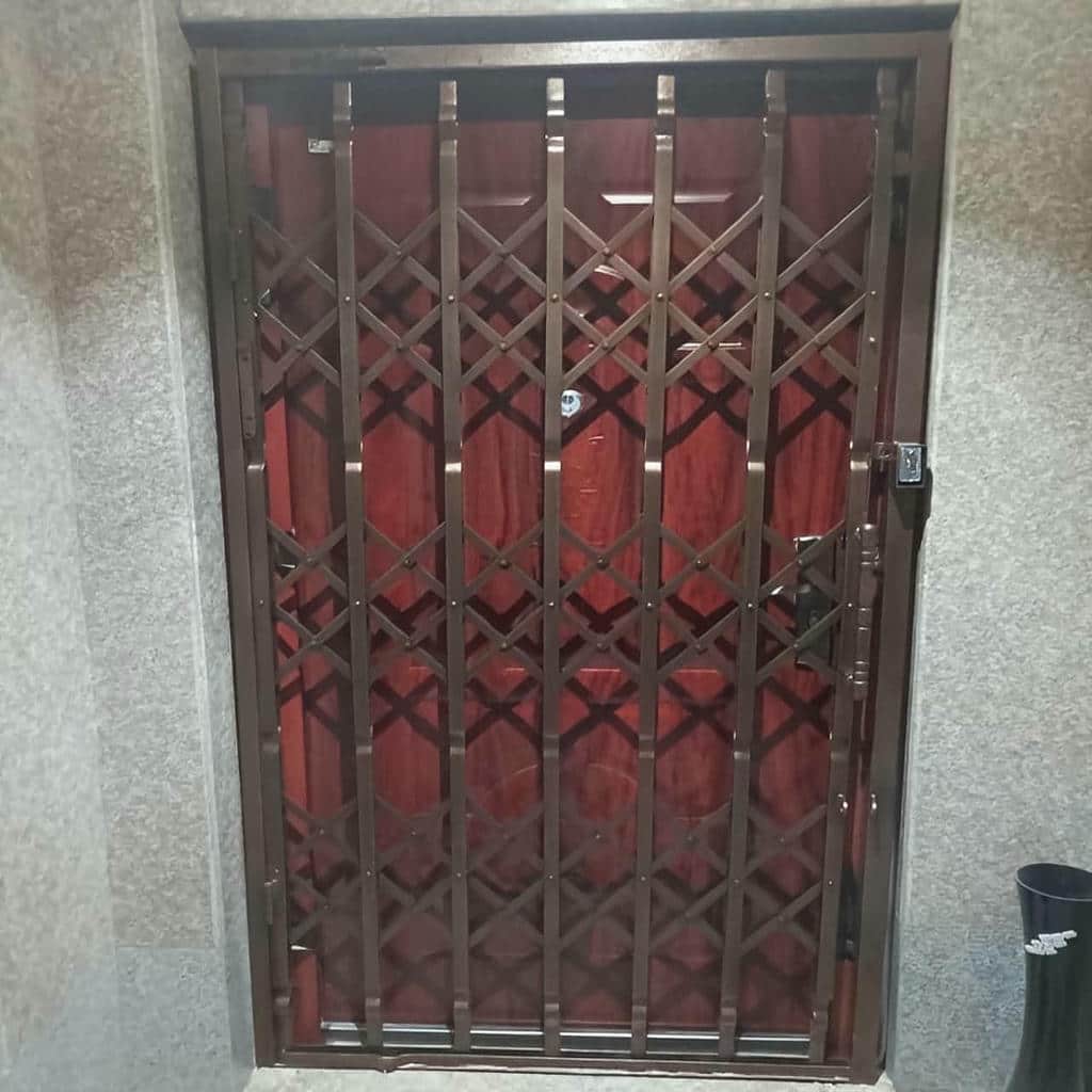 مرکز فروش حفاظ درب آکاردئونی قفل‌دار با پشتیبانی در استان خراسان جنوبی