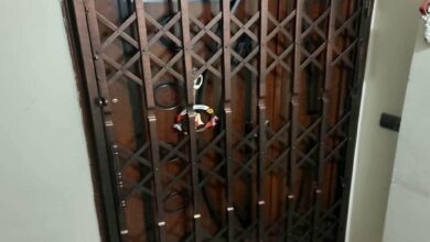 حفاظ درب آکاردئونی مشکی در ورودی لوکس تبریز