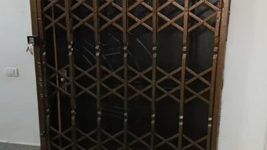 حفاظ درب آکاردئونی مشکی روی ورودی قدیمی مشهد
