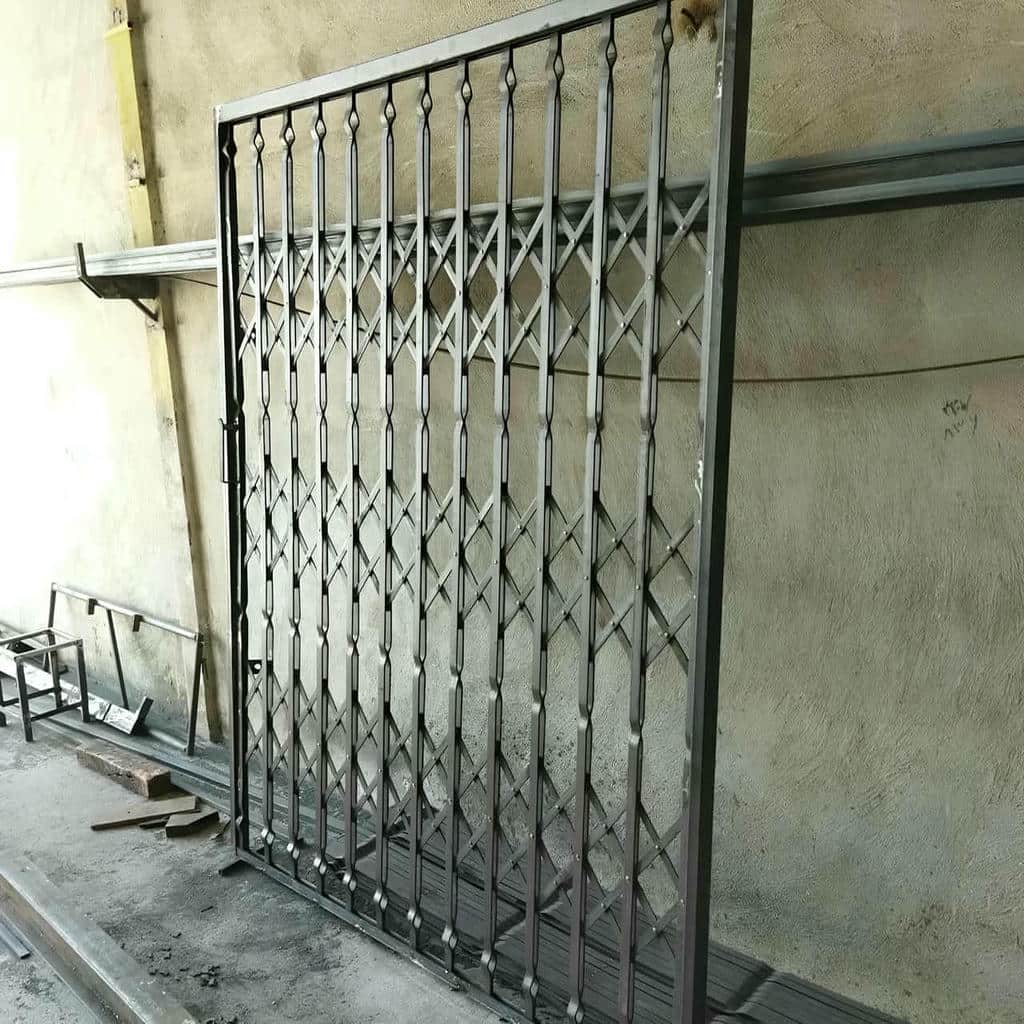 حفاظ درب آکاردئونی مشکی ورودی آپارتمان استان خراسان جنوبی مرکز فروش حفاظ درب آکاردئونی با خدمات پس از فروش در استان خراسان جنوبی