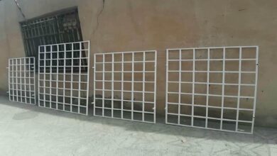حفاظ پنجره آهنی روی نمای سنگی ویلای سنندج