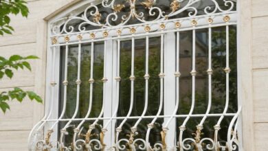 حفاظ پنجره آهنی مشکی روی نمای آجری استان بوشهر