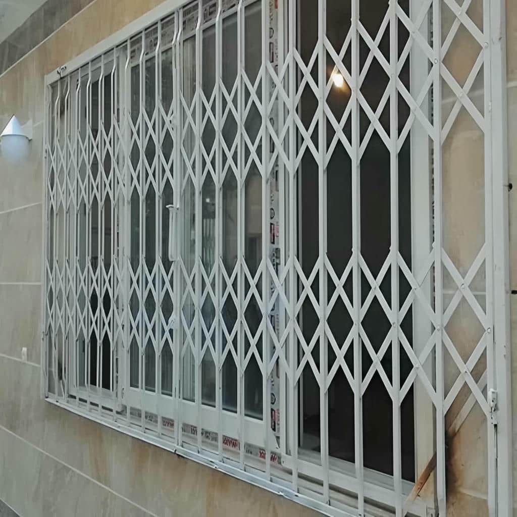 حفاظ پنجره سفید کنار قاب آلومینیومی در استان هرمزگان مرکز فروش حفاظ پنجره برای مناطق مرطوب در استان هرمزگان